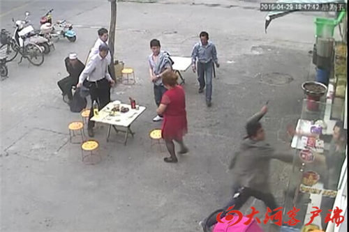Henan xuchang city management vendors even poke 8 knives, monitors recorded the attack process